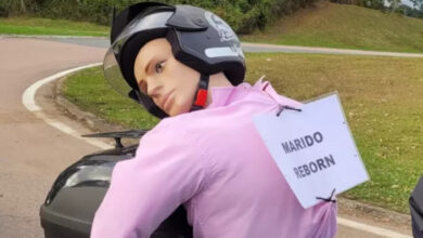 Passeio inusitado de turista com “marido reborn” em Pomerode viraliza nas redes