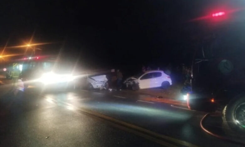 Colisão entre carros deixa três feridos na BR-470, entre Apiúna e Ibirama