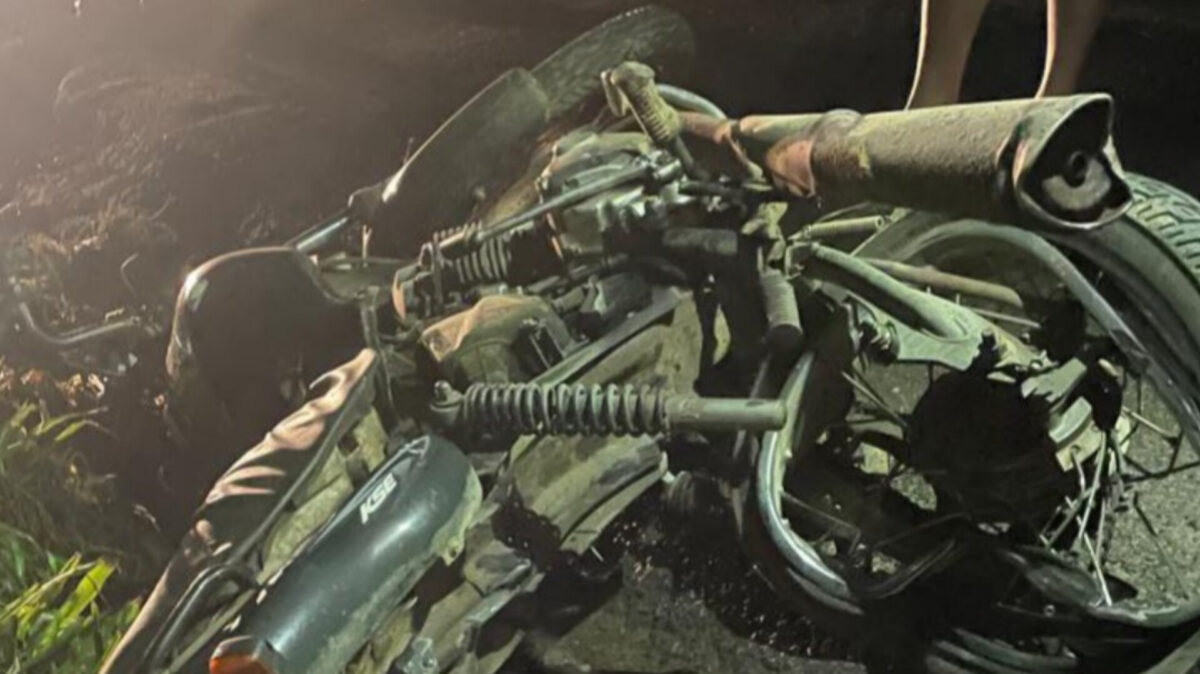 Motociclista fica gravemente ferido após colisão com carro em Indaial; motorista não foi encontrado no local