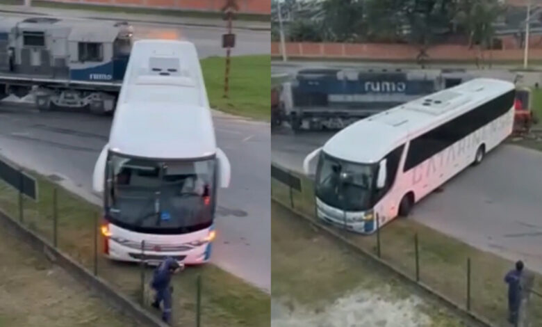 Ônibus é atingido por trem durante manobra em linha férrea em Joinville