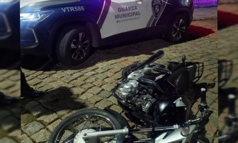 Motociclista faz malabarismo, foge da Guarda Municipal e colide com viatura em Rio do Sul