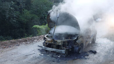 Carro é destruído por incêndio em via pública de Blumenau