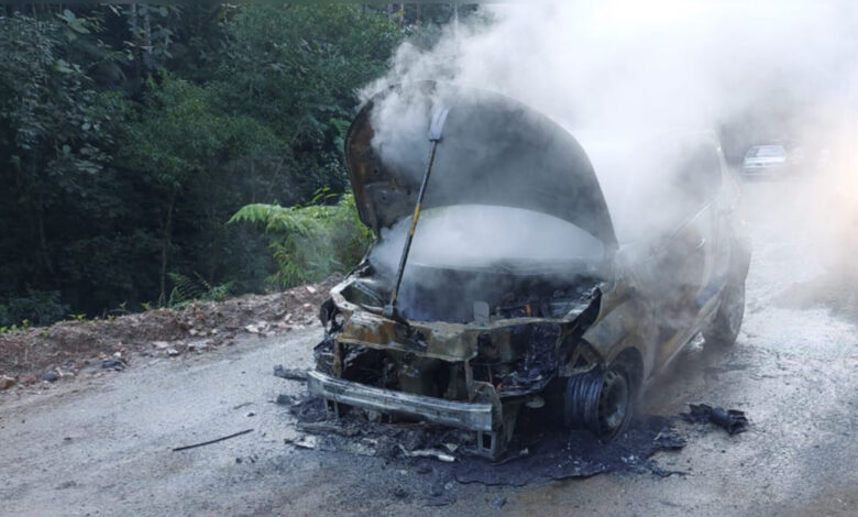 Carro é destruído por incêndio em via pública de Blumenau