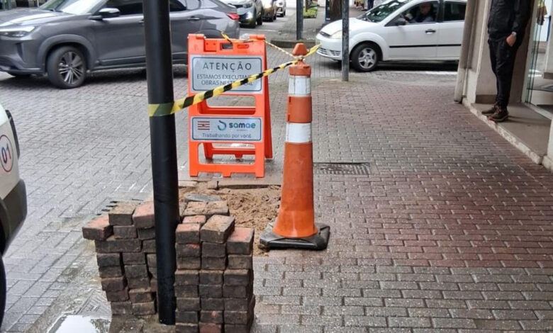 Samae faz reparo em rede de abastecimento na Rua 15 de Novembro, em Blumenau