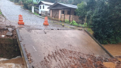 Ponte desaba em Ponte Serrada e Defesa Civil monitora risco de alagamentos