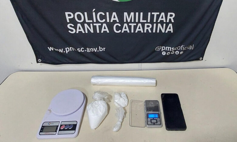 Homem é preso por tráfico de drogas e por deixar filho sozinho em quitinete em Blumenau