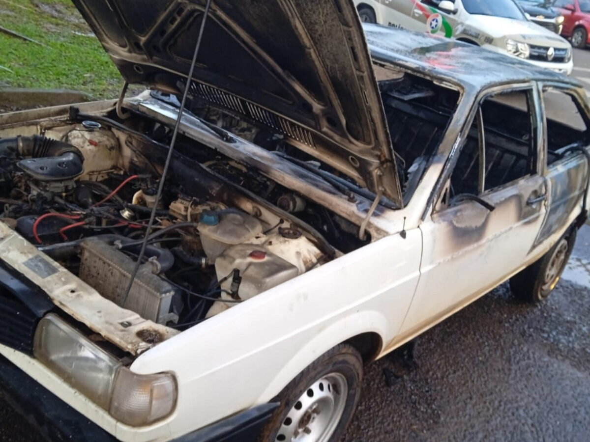 Mulher é presa em SC após preferir incendiar carro do que deixa-lo com o guincho