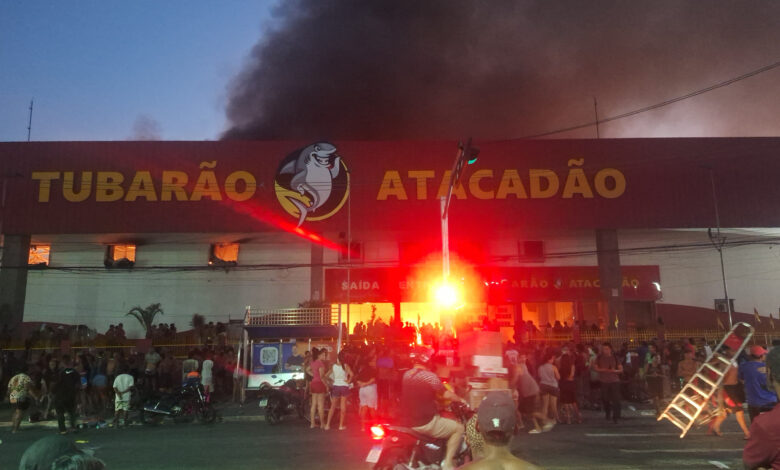 População invade Tubarão Atacadão em chamas para saquear produtos e cena de caos toma conta de município no RJ