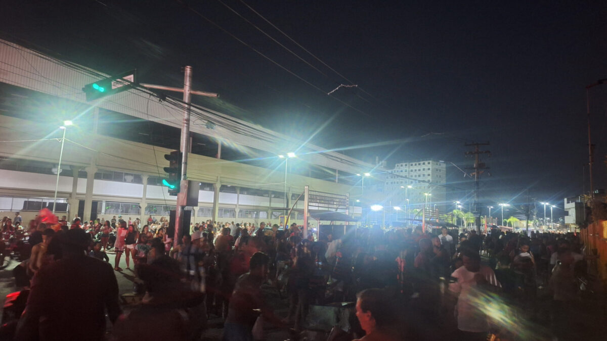 População invade Tubarão Atacadão em chamas para saquear produtos e cena de caos toma conta de município no RJ