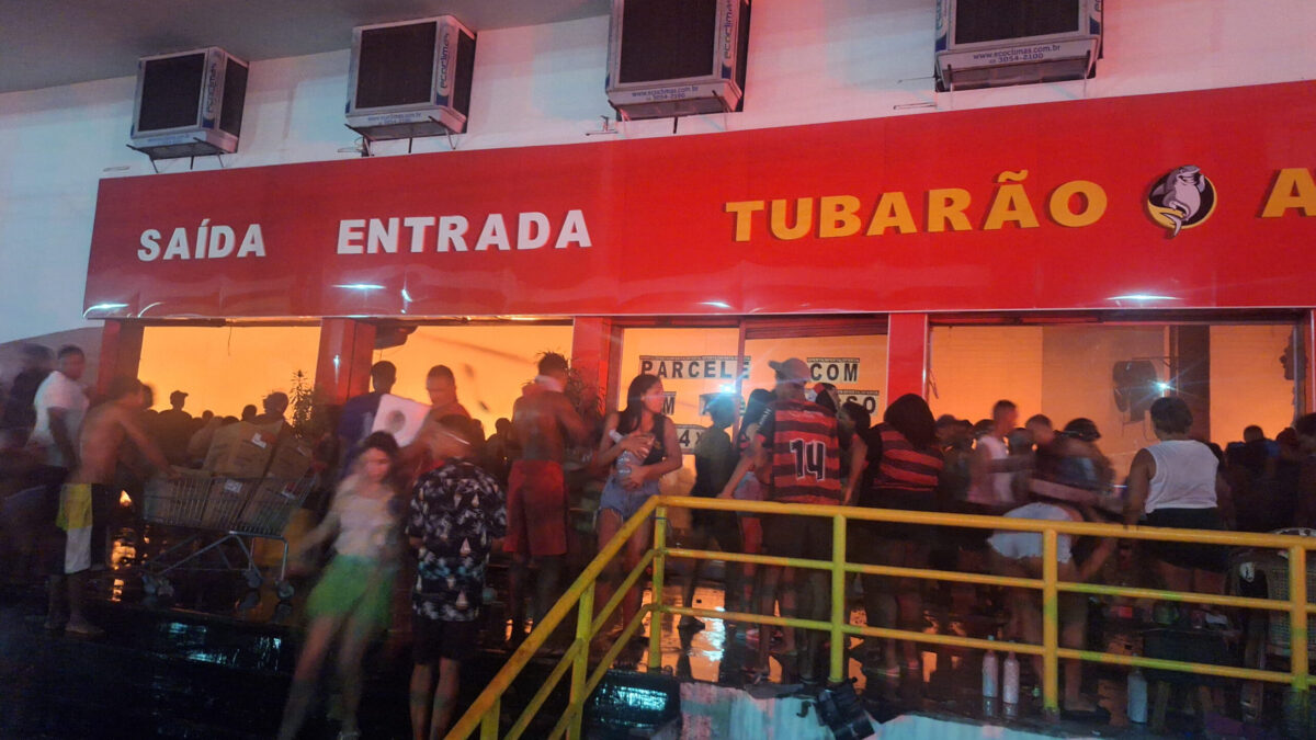 População invade Tubarão Atacadão em chamas para saquear produtos e cena de caos toma conta de município no RJ