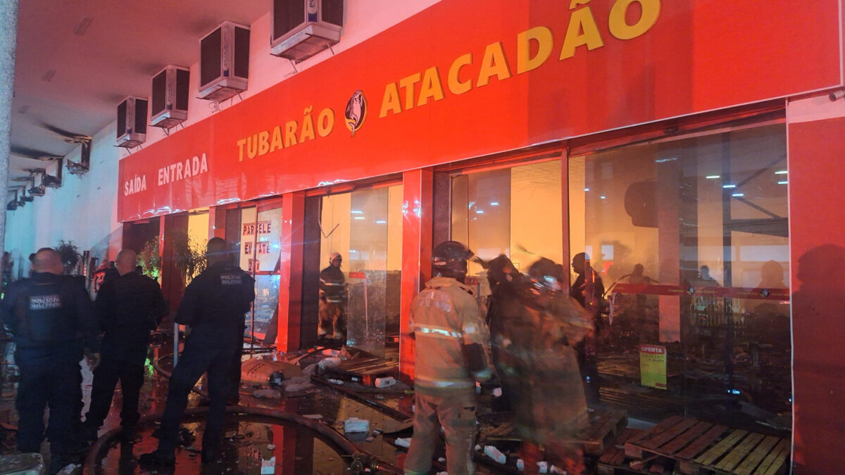 População invade Tubarão Atacadão em chamas para saquear produtos e cena de caos toma conta de município no RJ