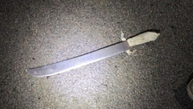 Homem ameaça proprietário e clientes de bar com facão e fere uma pessoa em SC