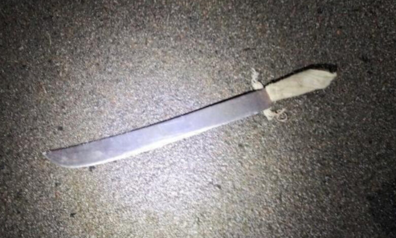 Homem ameaça proprietário e clientes de bar com facão e fere uma pessoa em SC