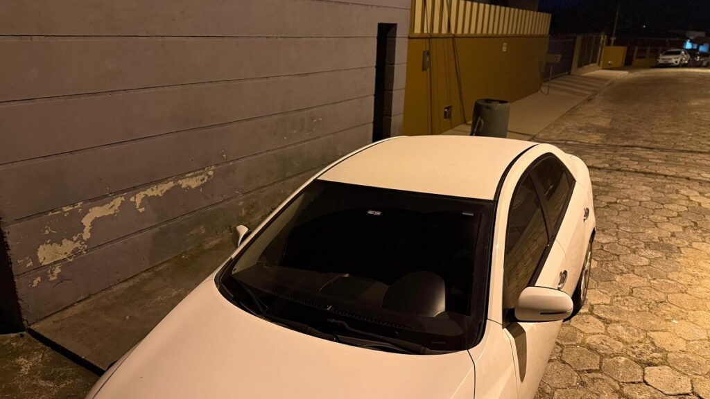 Cantora Débora Amorim sofre ataque violento em frente à própria casa e faz apelo por justiça