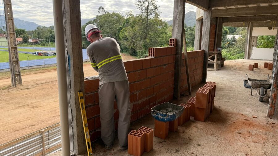 Obras do Complexo Esportivo de Timbó são retomadas após 4 meses de paralisação