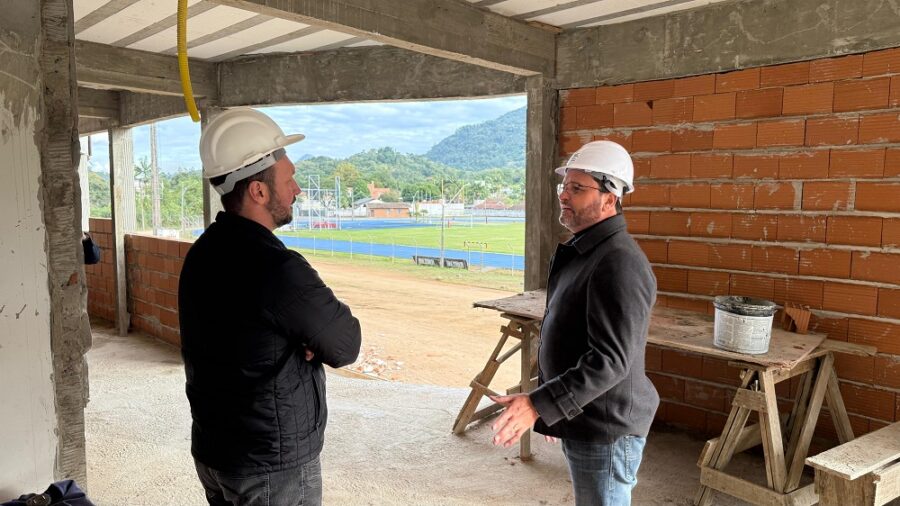Obras do Complexo Esportivo de Timbó são retomadas após 4 meses de paralisação