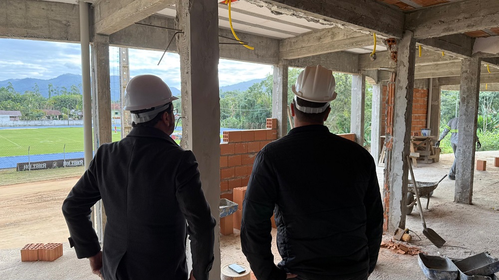 Obras do Complexo Esportivo de Timbó são retomadas após 4 meses de paralisação