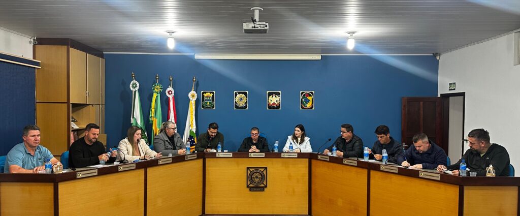 Câmara de Apiúna aprova suplementação orçamentária e uso de máquinas públicas em desfile agrícola