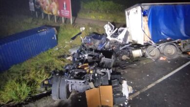 Colisão frontal entre caminhões mata motorista e deixa outro ferido em SC