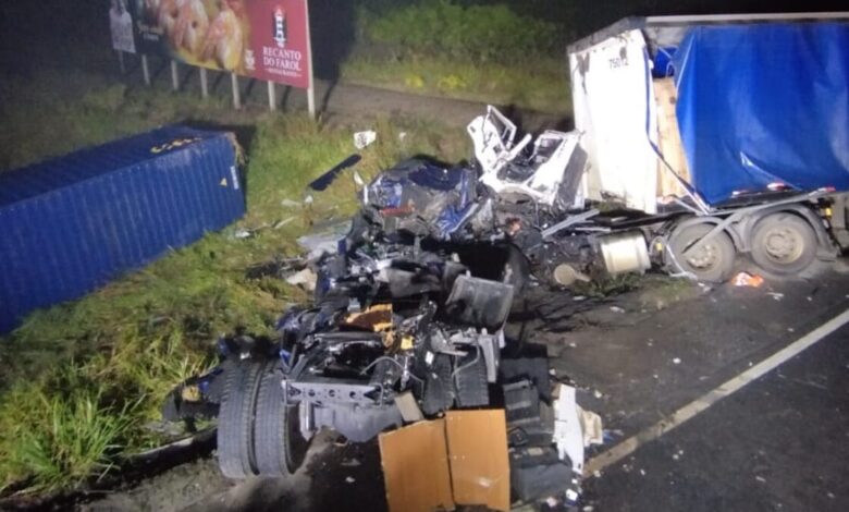 Colisão frontal entre caminhões mata motorista e deixa outro ferido em SC