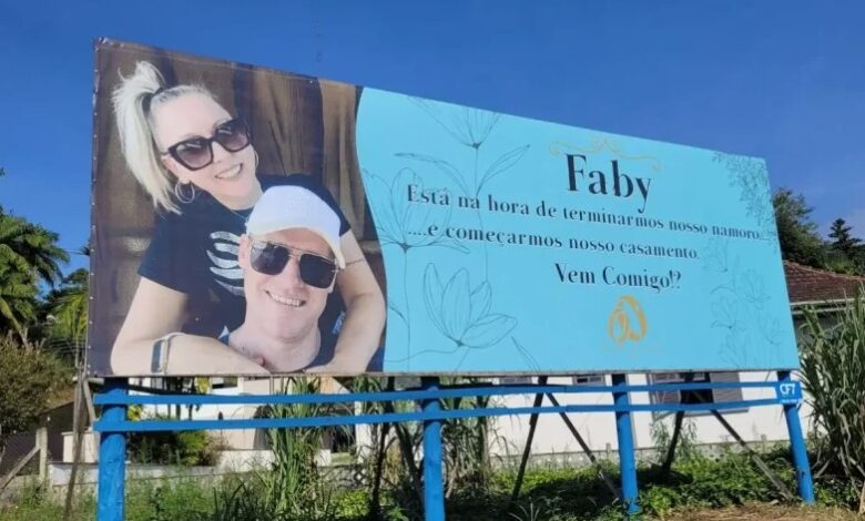 Pedido de casamento em outdoor chama atenção no Centro de Pomerode 