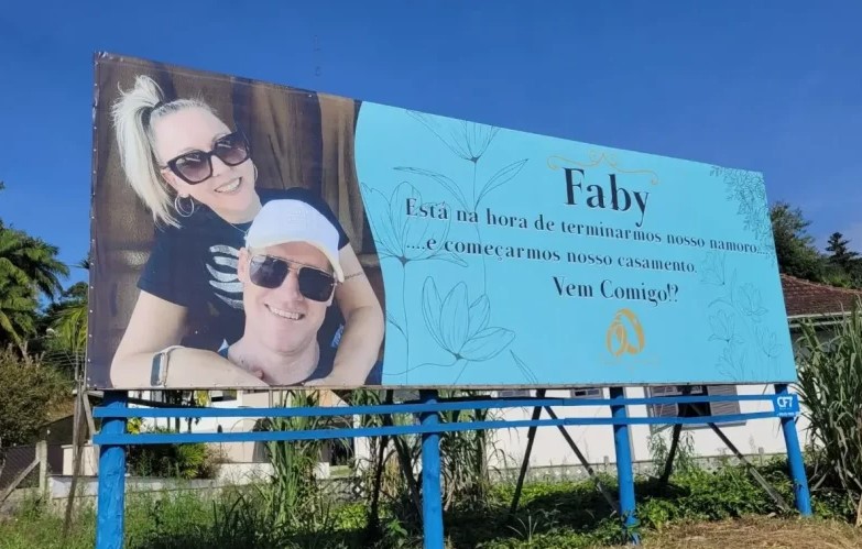 Pedido de casamento em outdoor chama atenção no Centro de Pomerode 