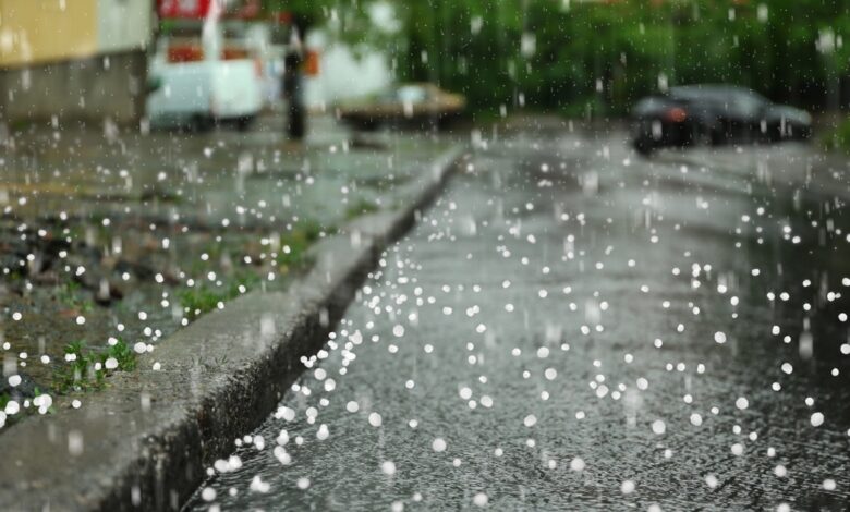Frente fria avança e pode provocar raios e granizo em SC