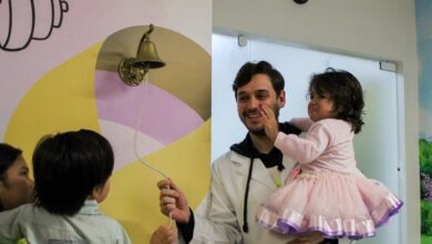 Criança de 3 anos vence a leucemia e toca o sino do Hospital Santo Antônio em Blumenau