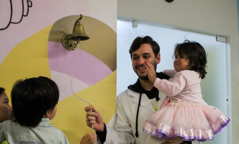 Criança de 3 anos vence a leucemia e toca o sino do Hospital Santo Antônio em Blumenau