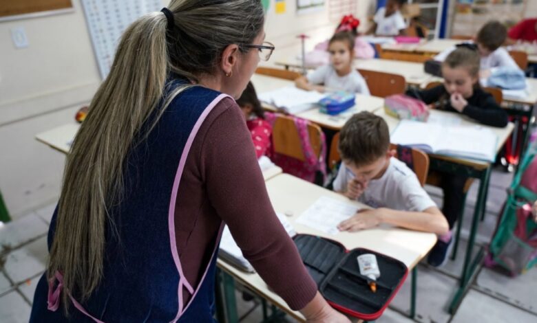 Governo de SC anuncia reajuste de até 17,5% para servidores da Educação