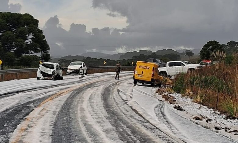 Chuva de granizo surpreende e causa acidente com cinco veículos na SC-114