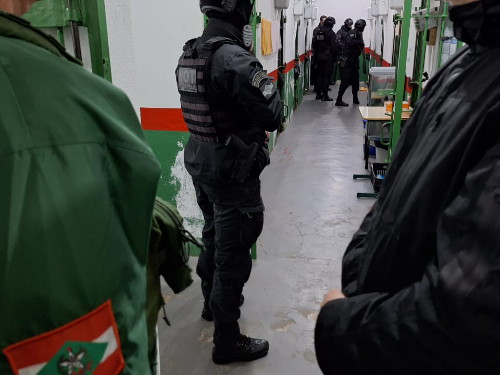 Operação em sete cidades de SC mira organização criminosa; 43 são presos