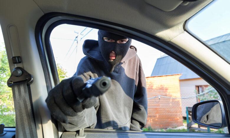 Pesquisa revela que motoristas brasileiros sentem medo constante de serem assaltados ao parar no semáforo