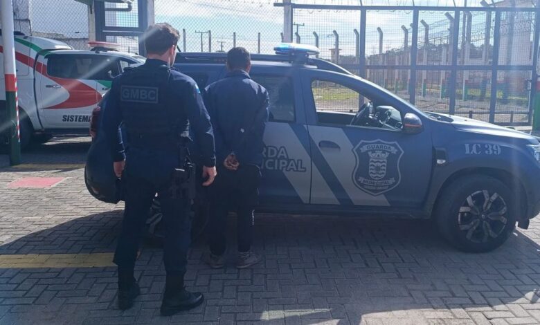 Homem com 57 passagens é preso ao sair de matagal em Balneário Camboriú