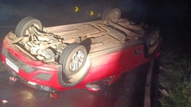 Veículo capota em Pomerode e motorista abandona o local