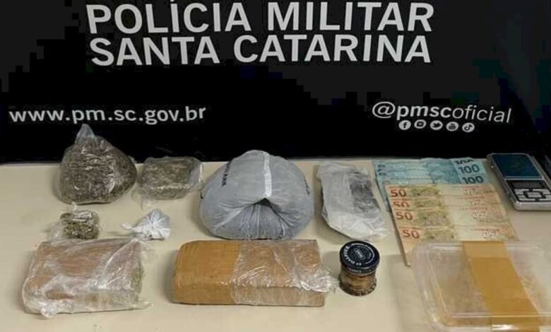 Homem é preso por tráfico de drogas no bairro Azambuja, em Brusque; laboratório ilegal é desativado