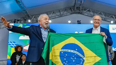 Lula rebate tarifa de Trump, defende regulação digital e pede diálogo direto com EUA
