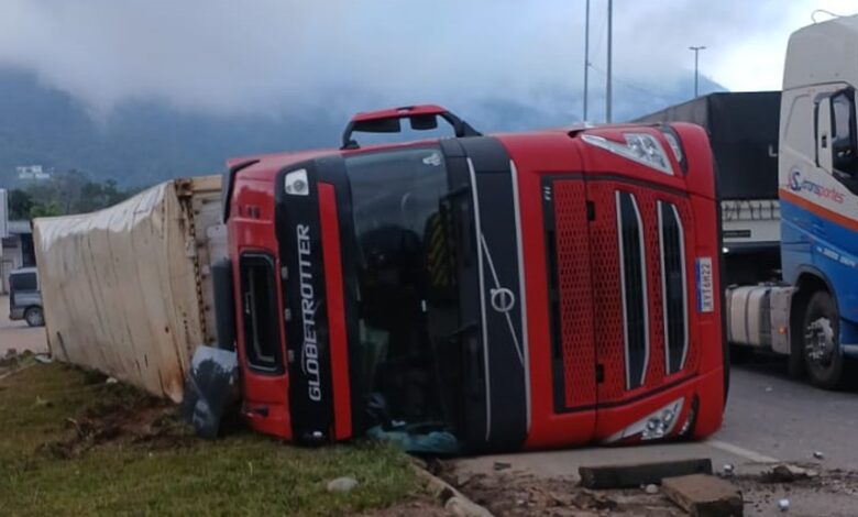 Carreta tomba na BR-470 em Ascurra e motorista escapa sem ferimentos