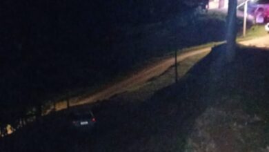 Carro despenca ribanceira de 8 metros em Rodeio e condutora tem ferimentos leves