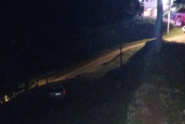 Carro despenca ribanceira de 8 metros em Rodeio e condutora tem ferimentos leves