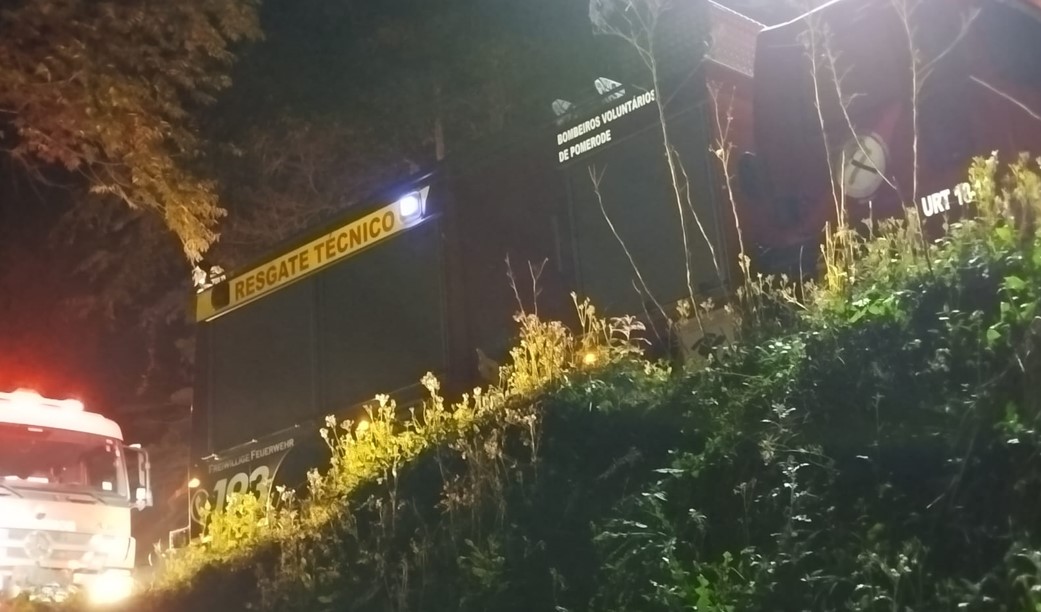 Idoso de 76 anos passa 4 horas preso sob trator capotado em ribanceira de Blumenau