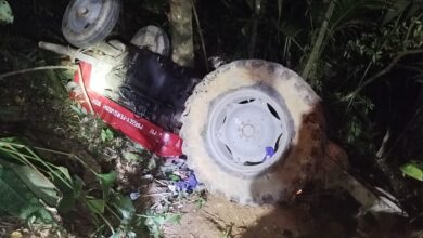 Idoso de 76 anos passa 4 horas preso sob trator capotado em ribanceira de Blumenau