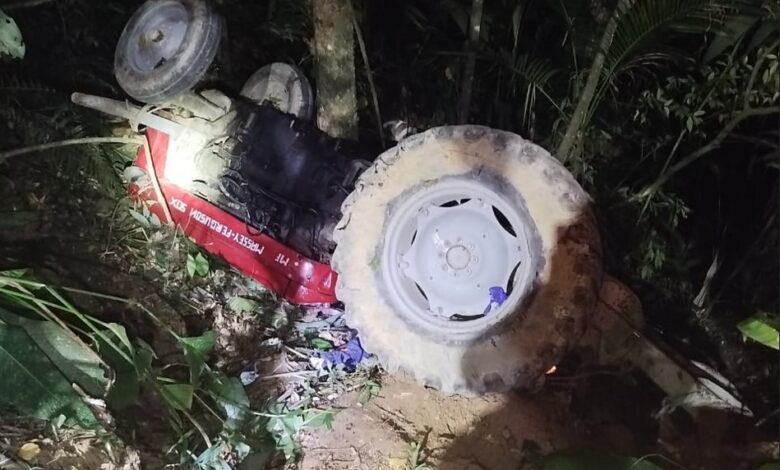 Idoso de 76 anos passa 4 horas preso sob trator capotado em ribanceira de Blumenau