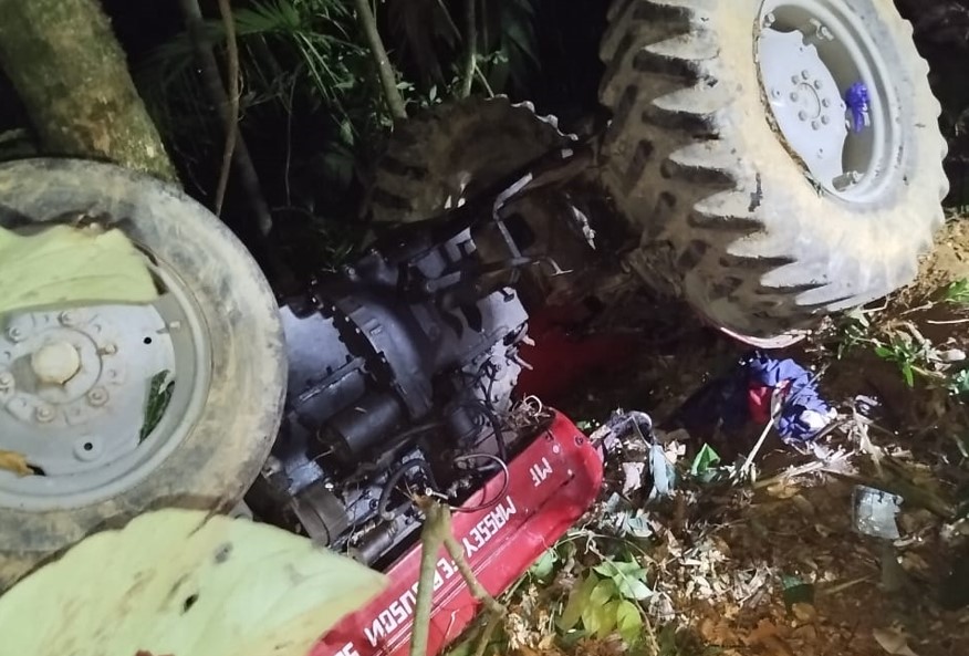Idoso de 76 anos passa 4 horas preso sob trator capotado em ribanceira de Blumenau