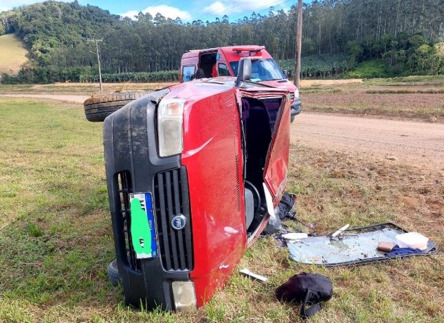 Dois menores e motorista são levados ao hospital após capotamento em Rodeio