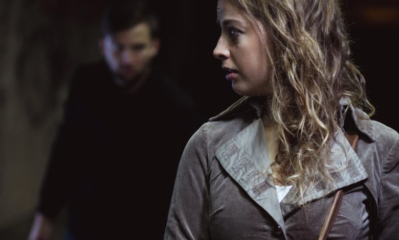 Perseguição em alta: stalking atinge cerca de 14 mulheres por dia em SC