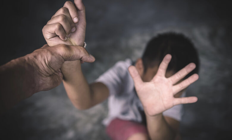 Criança ferida, dever esquecido: conselheiros tutelares são afastados por não proteger vítima de agressão em SC