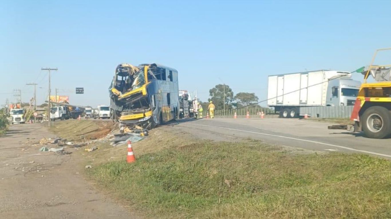 Tragédia na BR-101: acidente com ônibus de turismo deixa um morto e feridos em SC