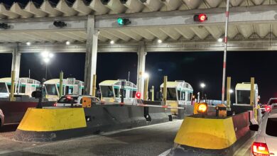 Pedágios sob concessão da Arteris Litoral Sul terão aumento a partir de 9 de julho As tarifas de pedágio nas rodovias operadas pela Arteris Litoral Sul serão reajustadas na próxima terça-feira (9). A medida foi autorizada pela Agência Nacional de Transportes Terrestres (ANTT) e formalizada por meio da Decisão SUROD nº 41/2025, publicada no Diário Oficial da União no último dia 3. Com a atualização, a tarifa básica passará de R$ 5,20 para R$ 5,70. O aumento considera a variação do IPCA acumulado até 22 de fevereiro de 2025 e também incorpora ajustes financeiros previstos no contrato de concessão. Entre os custos incluídos no reequilíbrio estão desapropriações ocorridas entre o nono e o décimo sexto ano da concessão, manutenção do Ponto de Parada e Descanso em Palhoça, obras de reparo no trecho da BR-376/PR, na altura do km 668+880, e despesas decorrentes de decisão arbitral referente ao Túnel 4 do Contorno de Florianópolis. A nova tarifa será aplicada nas cinco praças de cobrança sob responsabilidade da concessionária: Garuva, Araquari, Porto Belo e Palhoça, em Santa Catarina, e São José dos Pinhais, no Paraná. Os pedágios abrangem trechos das rodovias BR-116/PR, BR-376/PR, BR-101/SC e o Contorno de Florianópolis. A Arteris também disponibiliza várias opções de pagamento, incluindo dinheiro, cartões com tecnologia por aproximação, dispositivos móveis e TAGs automáticas. A concessionária afirma que continua investindo na infraestrutura viária com o objetivo de melhorar a segurança e a mobilidade na região Sul do país.