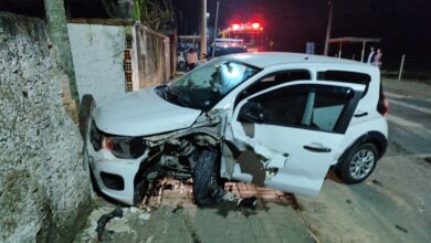Mulher sofre luxação no tornozelo após bater carro em muro, em Gaspar